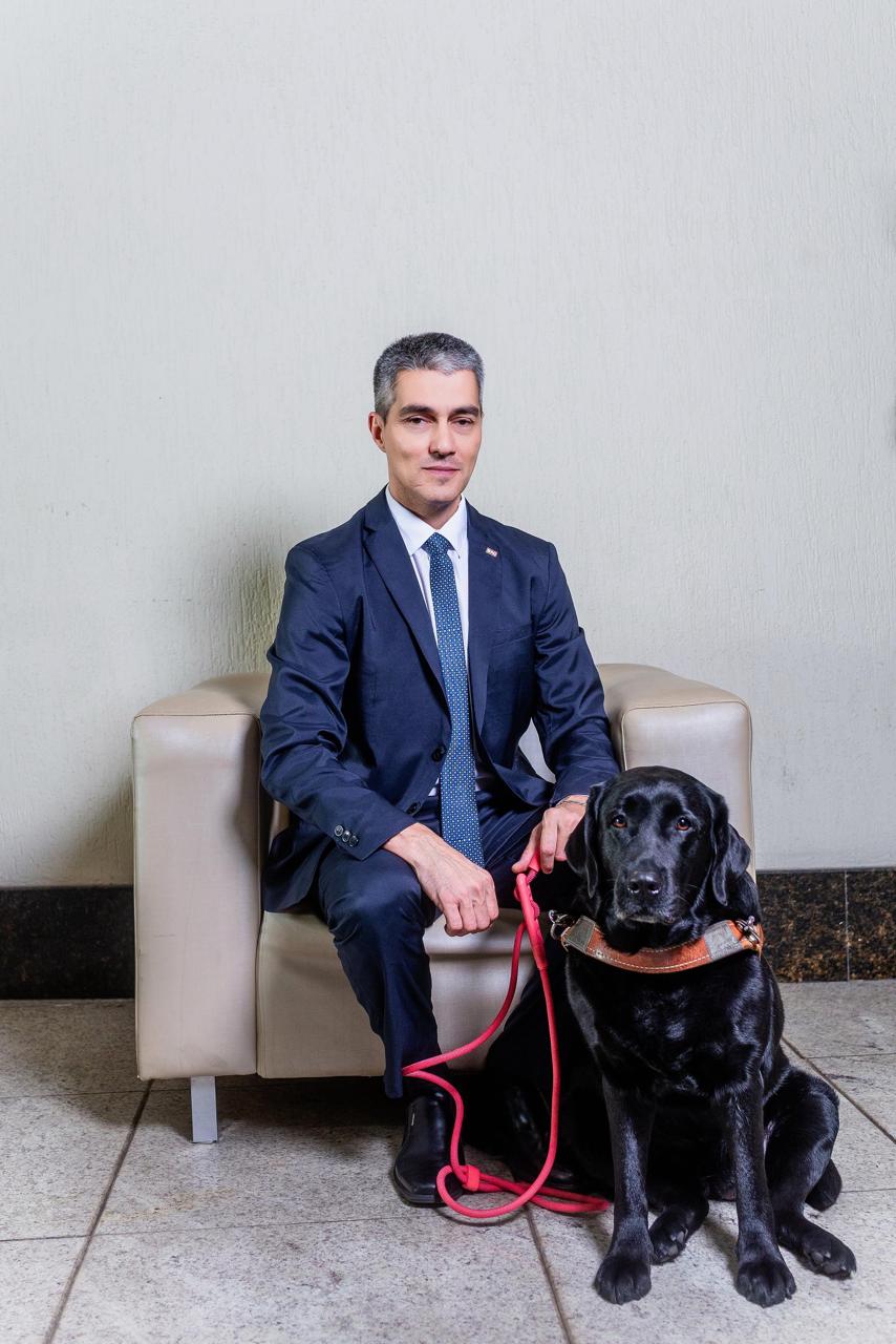 João Estevão e sua companheira guia Maya